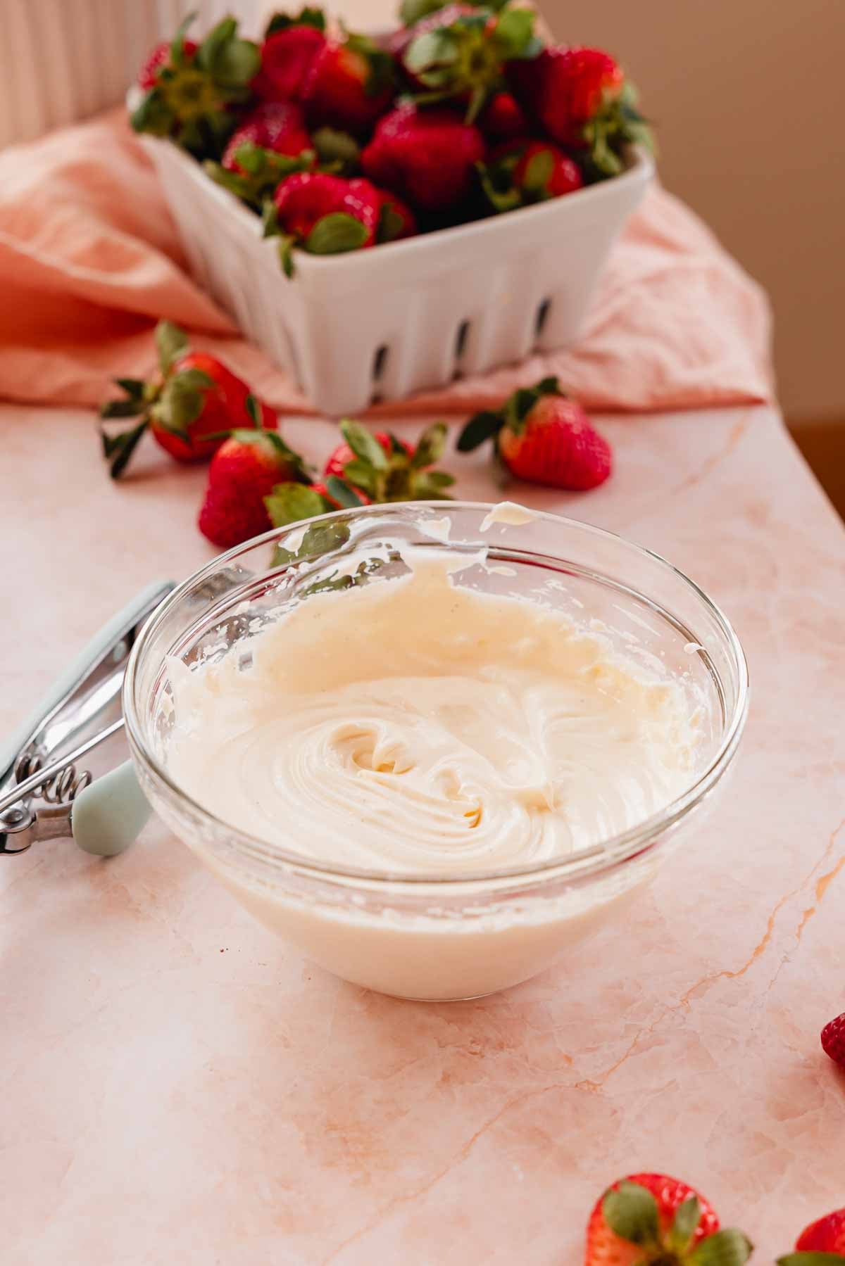 cobbler cheesecake filling in glass bowl